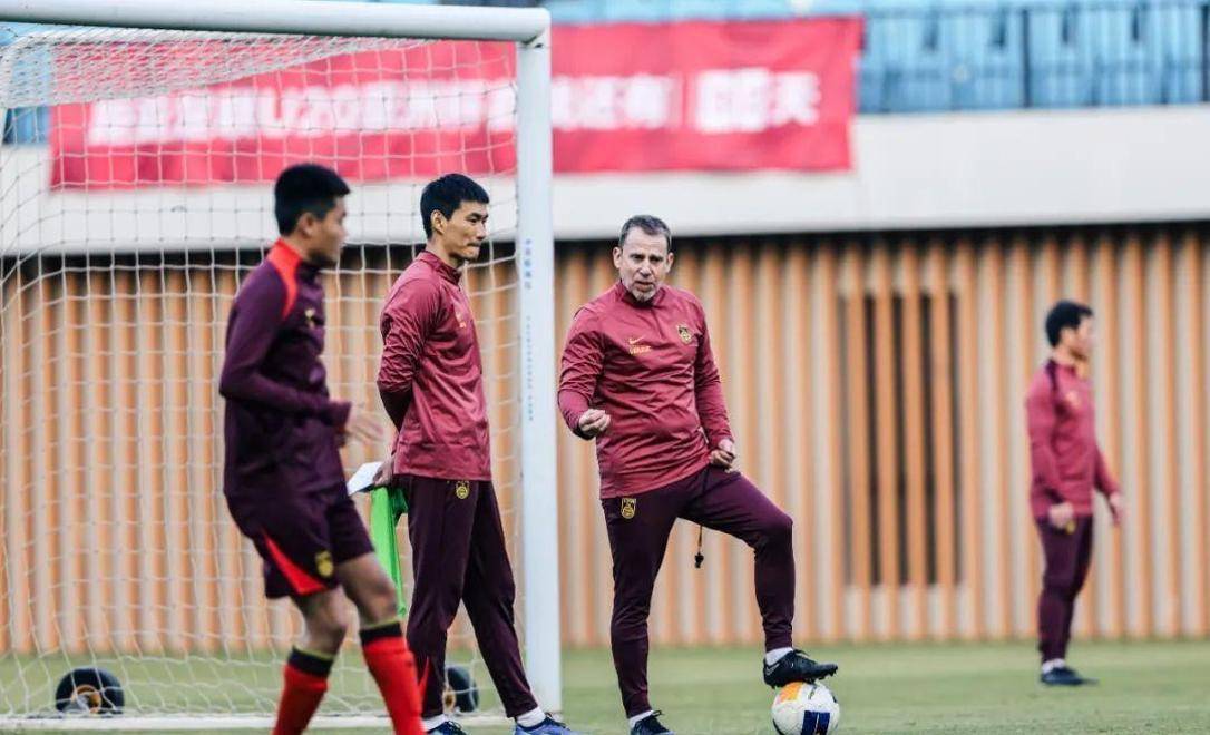 爱游戏在线-著名球员在比赛中倾尽全力，激情燃烧战场的简单介绍