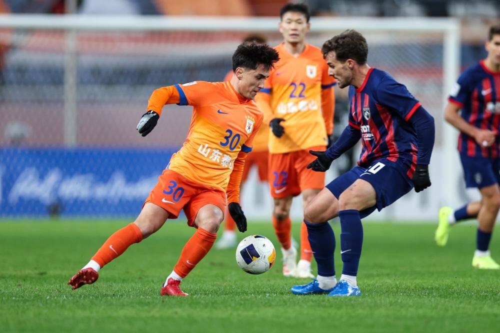 爱游戏在线-亚冠比赛绽放激情，球员展现顶尖技艺的简单介绍