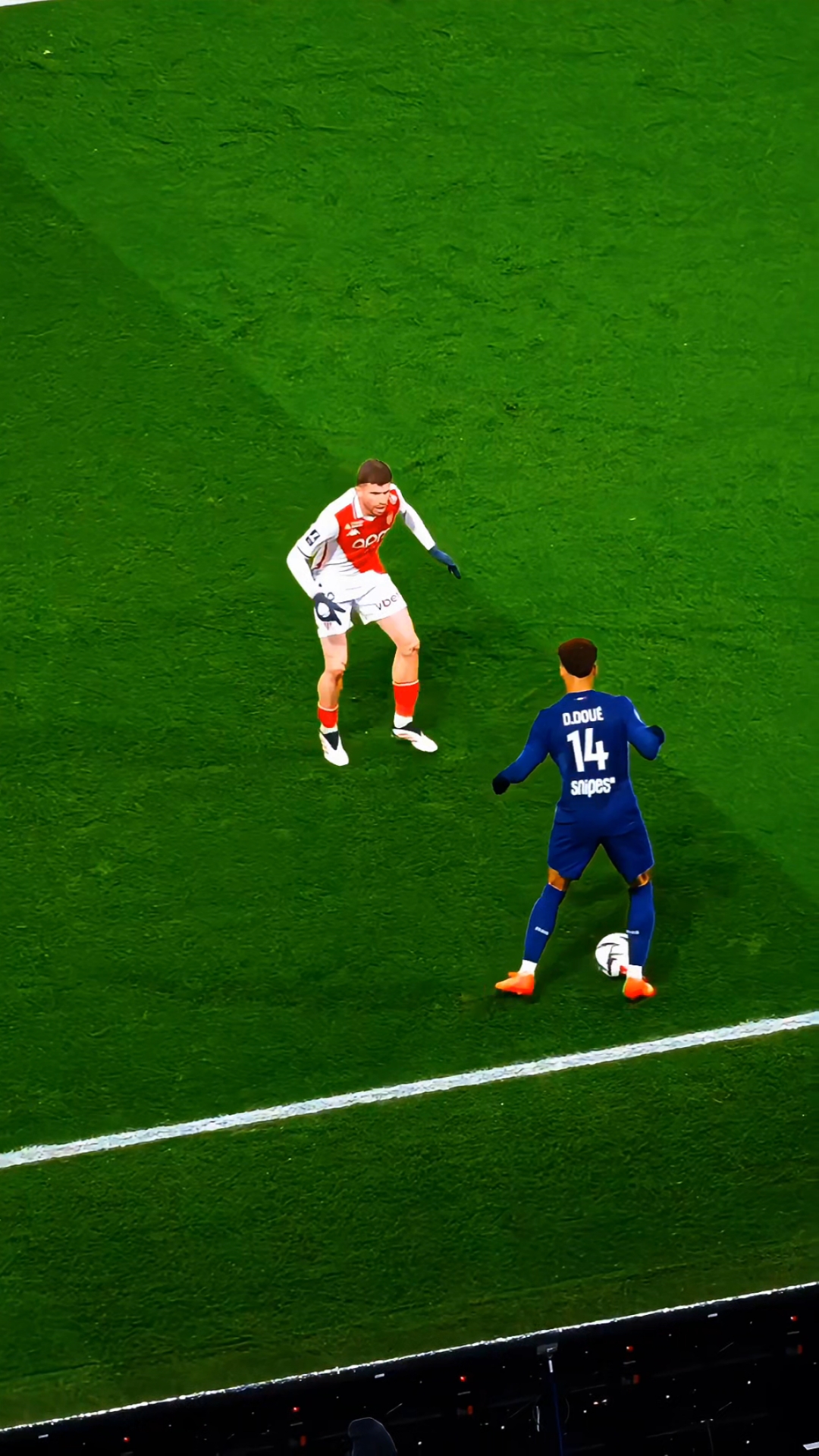 无畏攻守：足球比赛中的无畏拼搏