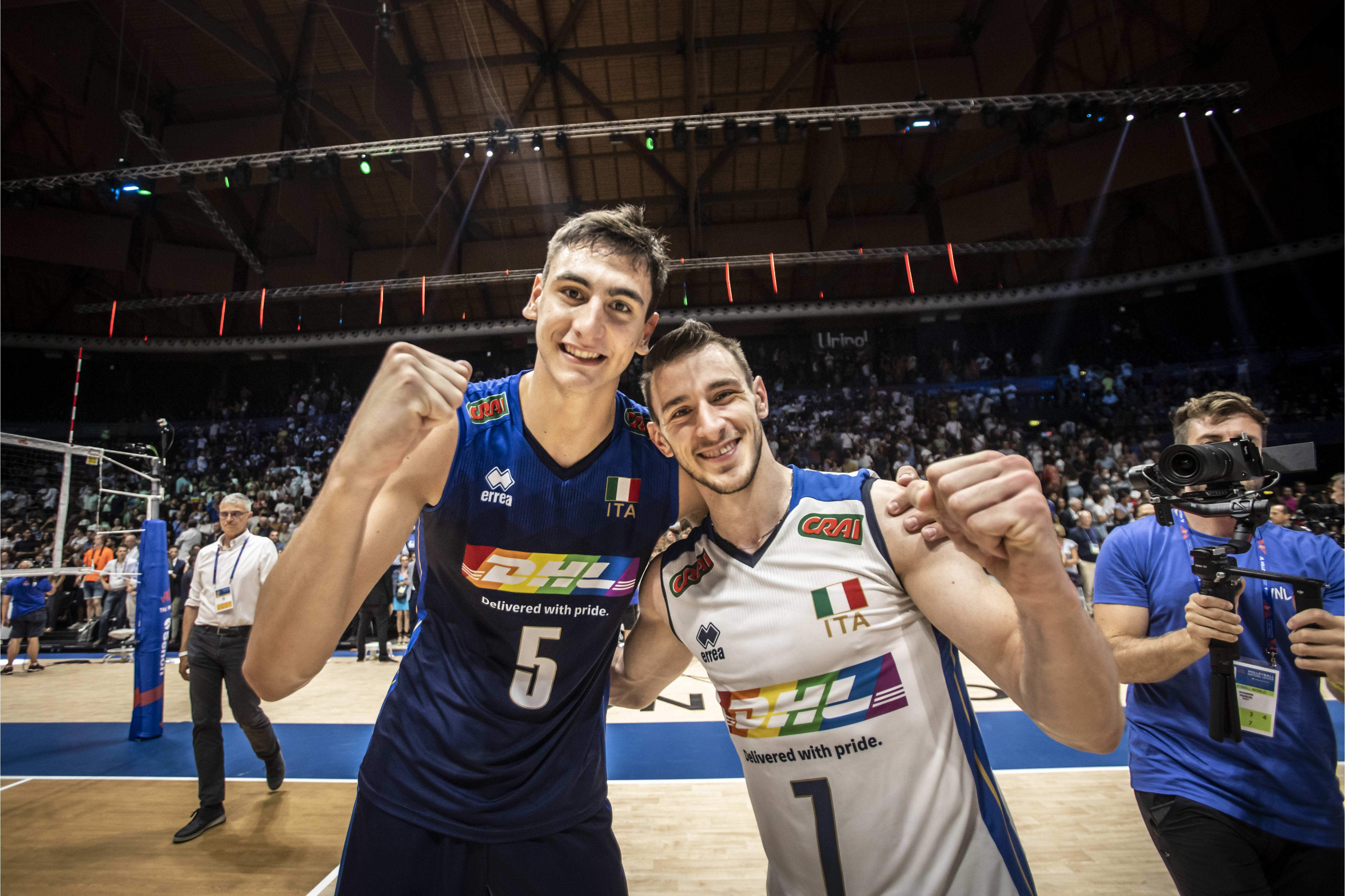 爱游戏官方-关于荷兰意大利大炮对轰，弗雷德摩雷诺再度独闯一腿的信息