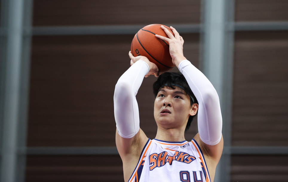 爱游戏APP-关于上海队迎战广厦，双外援缺阵考验全队整体实力的信息