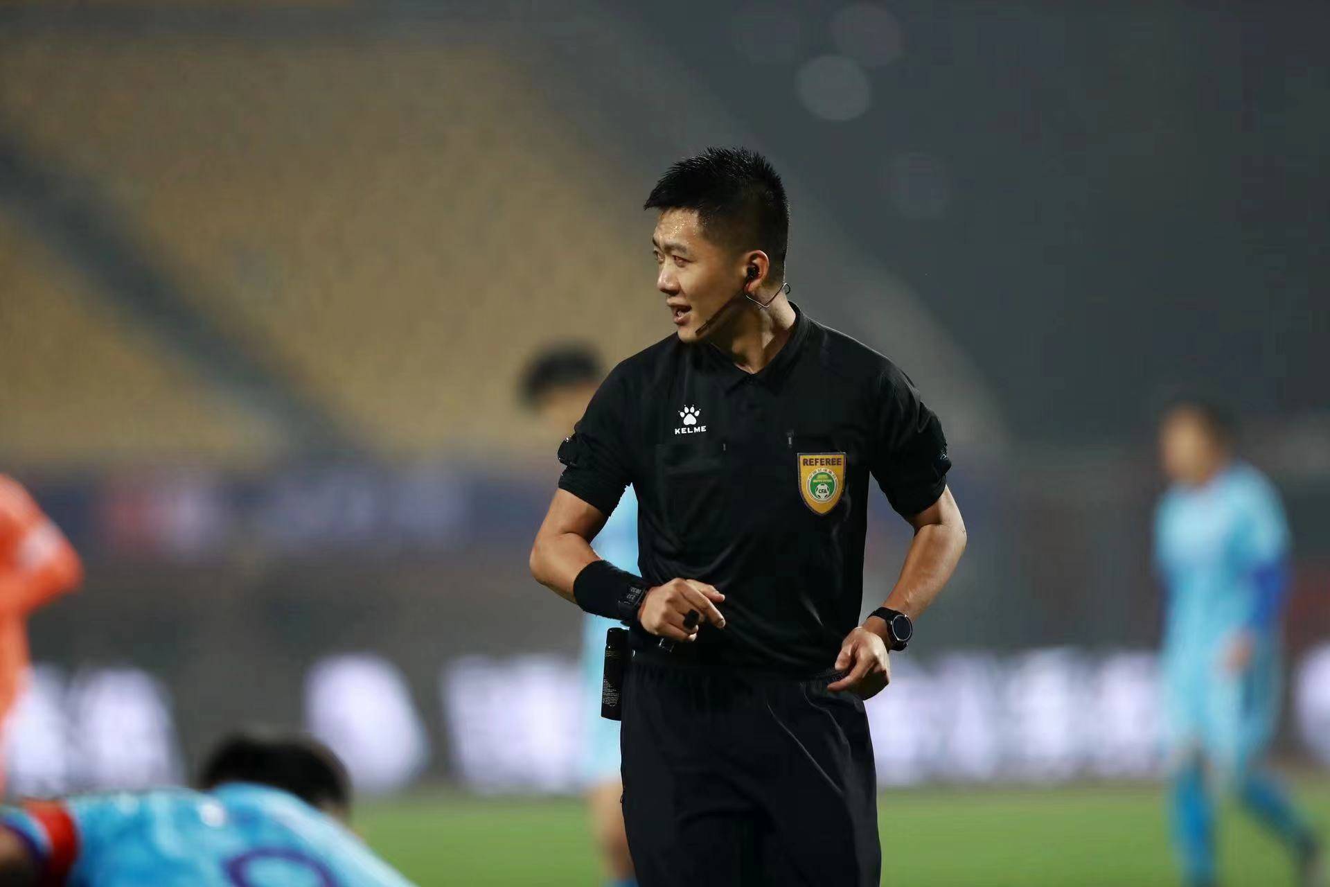 裁判严格执法,确保比赛公平竞争! 裁判严格执法,确保比赛公平竞争!