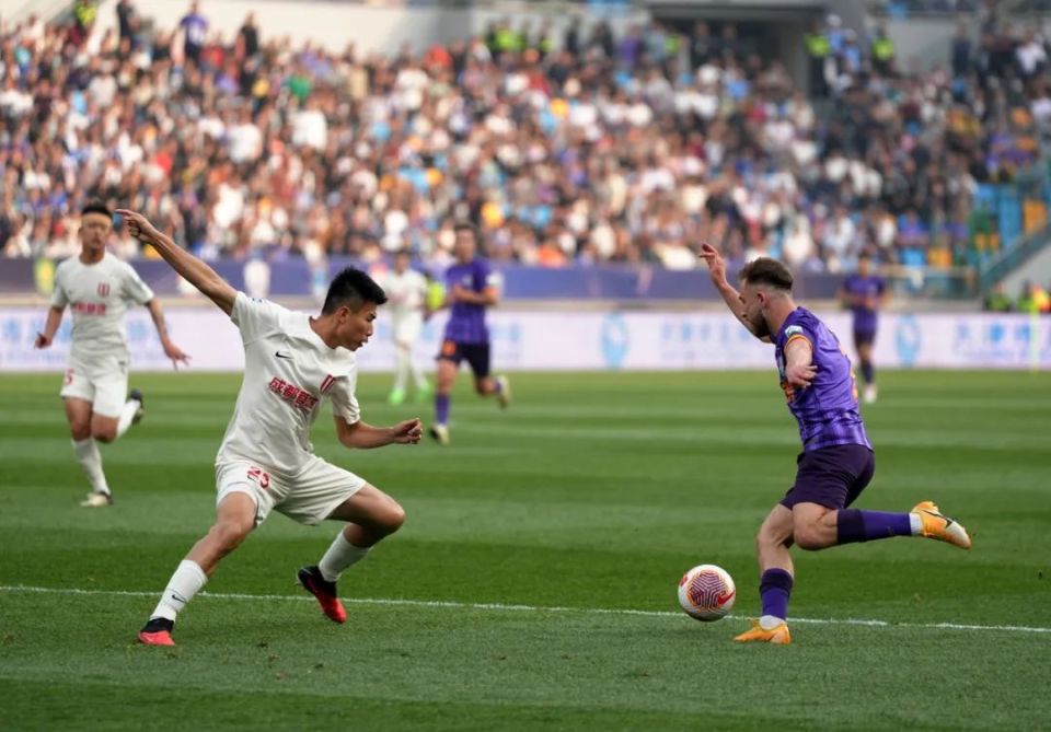 爱游戏体育-足球比赛高潮迭起，球员实力大增！