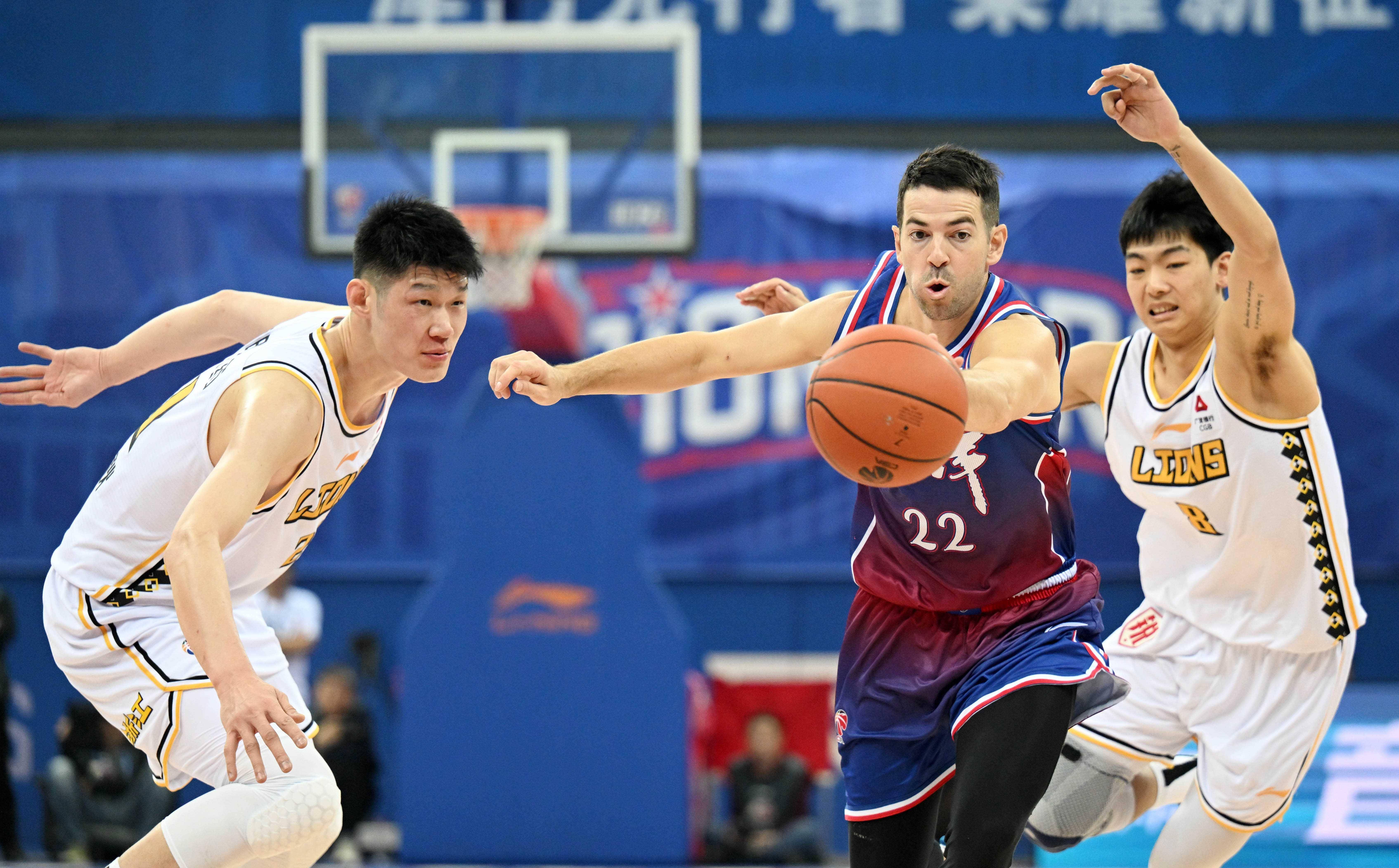 中国篮球职业联赛赛场上演精彩对抗 中国篮球职业联赛赛场上演精彩对抗