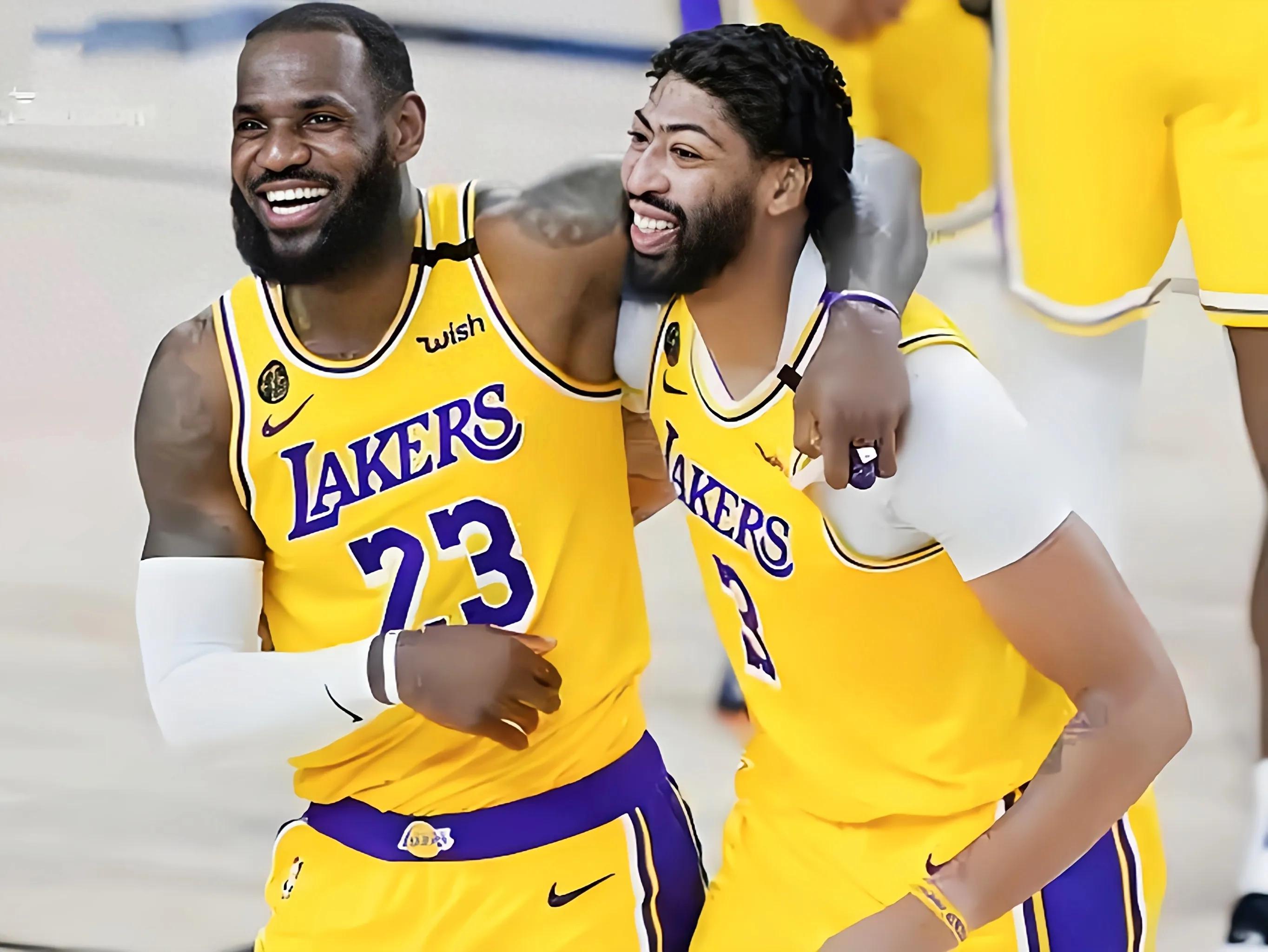 爱游戏-洛杉矶湖人队主场大胜，实力展现