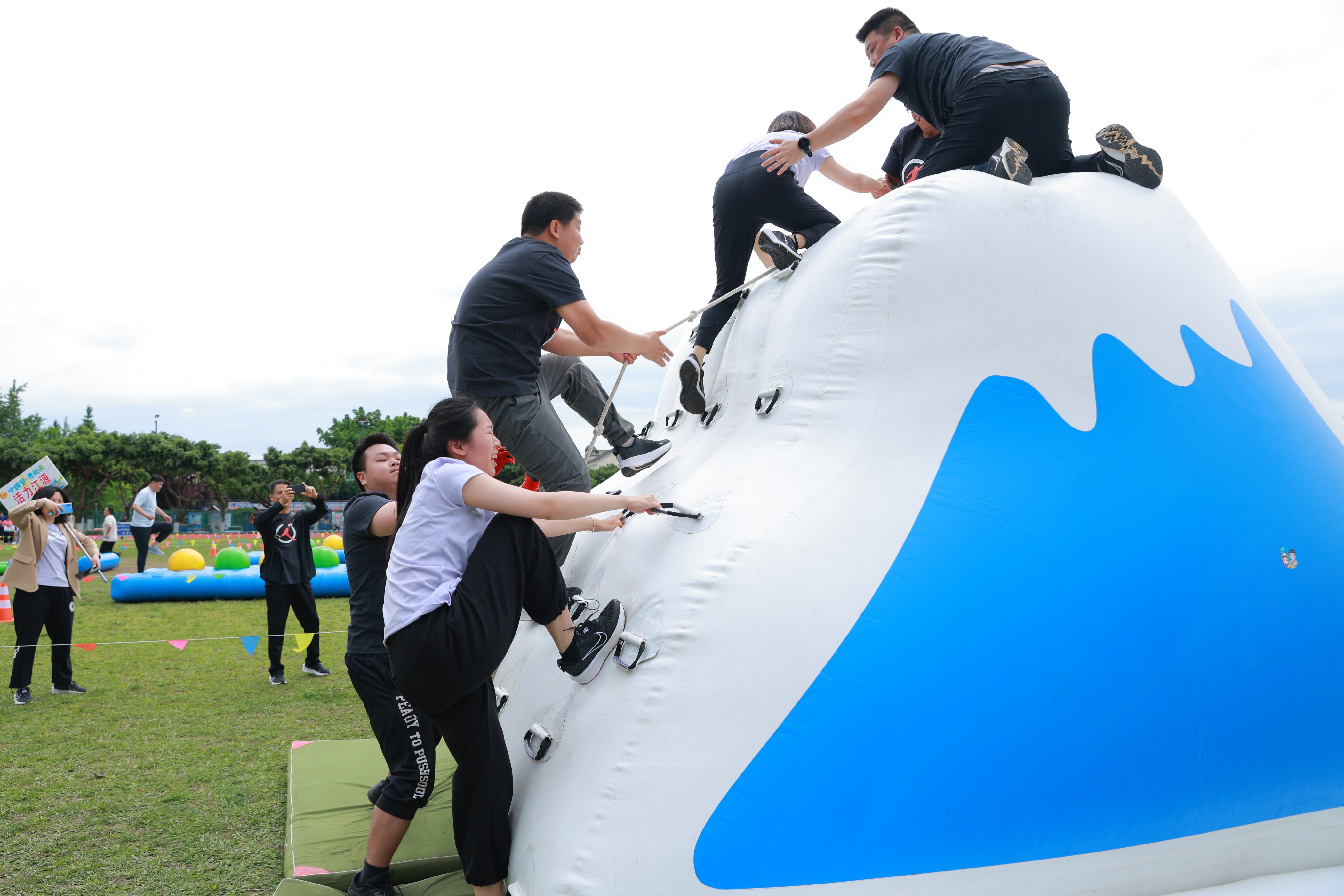 爱游戏APP-激烈比拼中见真章，尖锐对决精彩纷呈的简单介绍