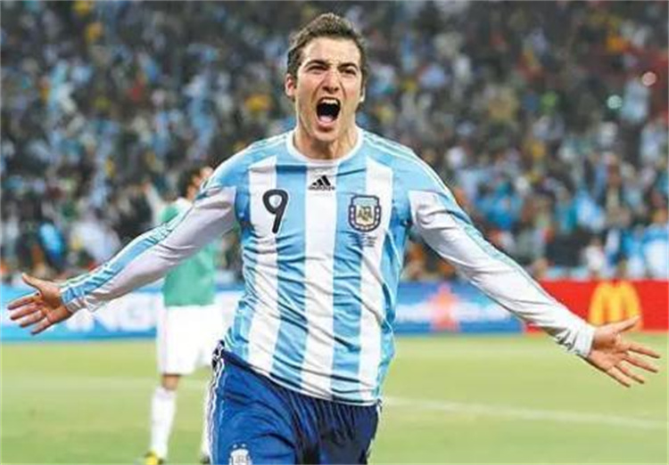 东南伊泽克尔球队备战训练照片曝光，球迷围观