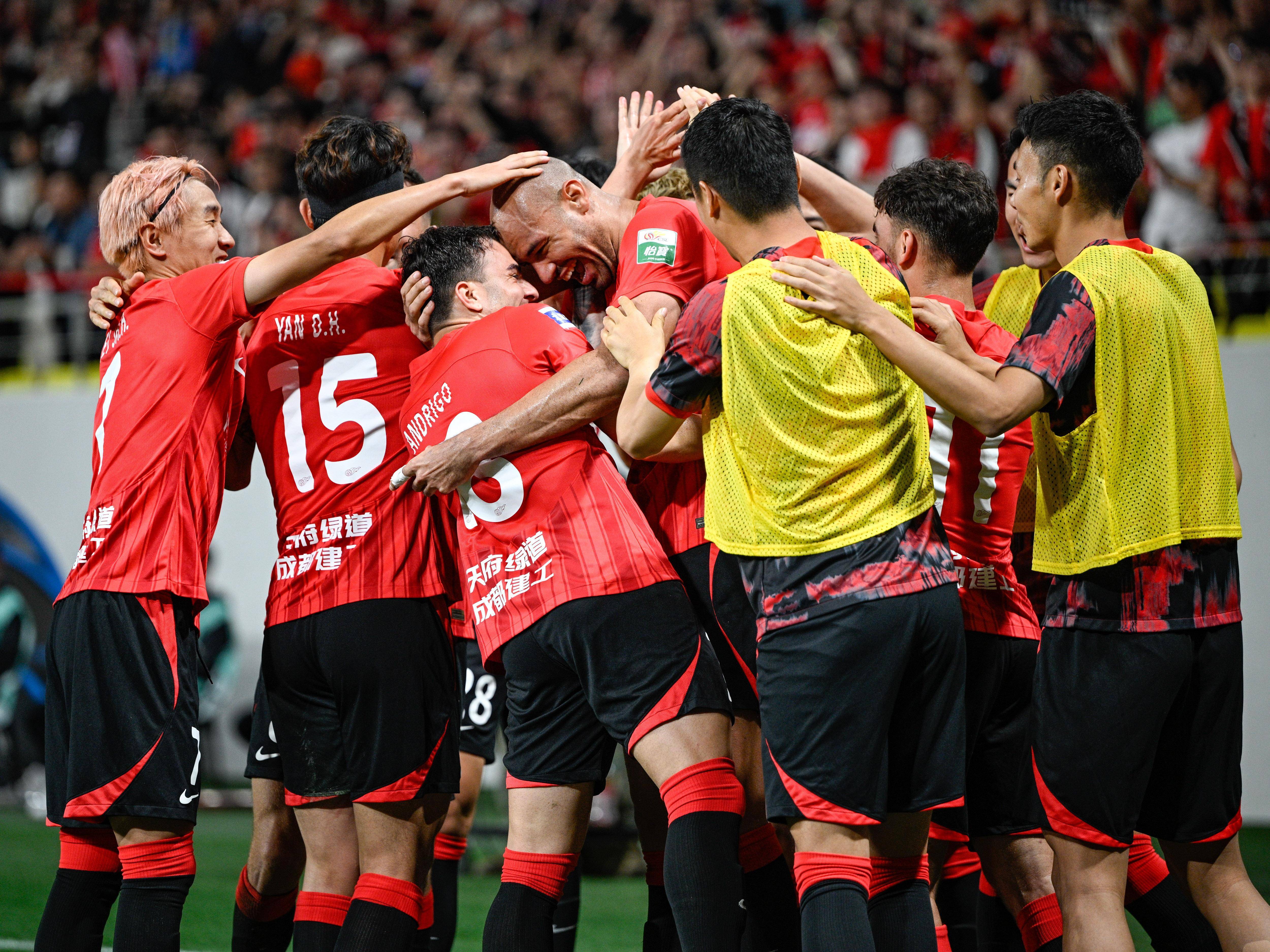 意外发生！中超豪门惨遭逆转，球迷心情沮丧