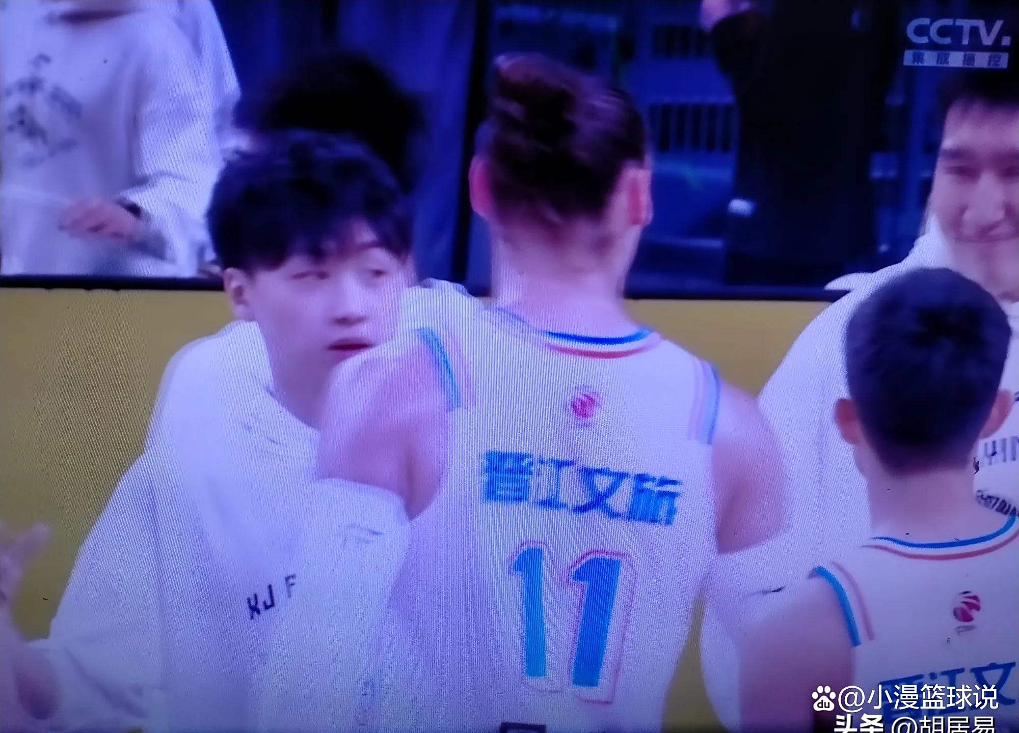 新疆男篮主场落败,球迷心碎 新疆男篮主场落败,球迷心碎