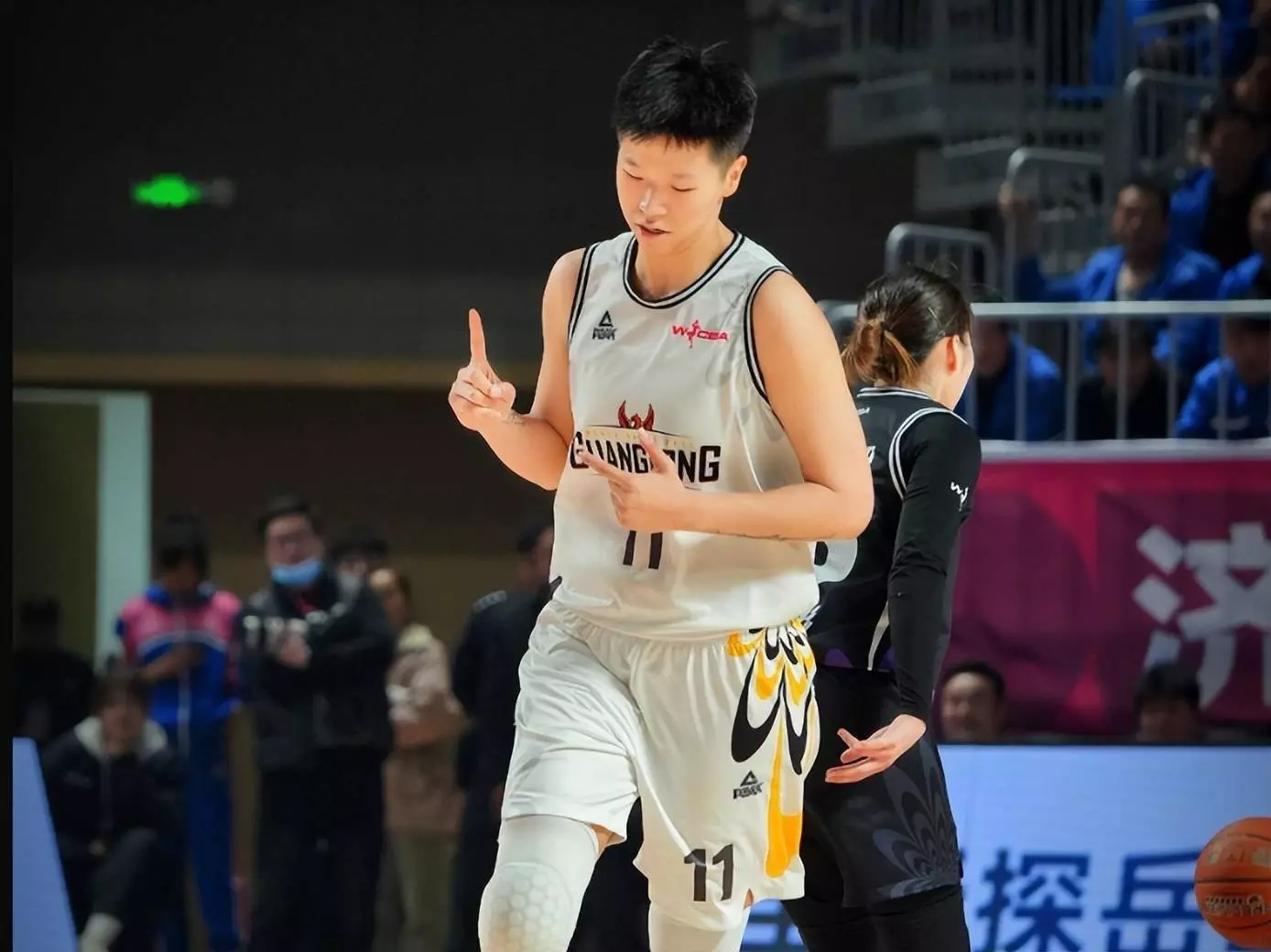 包含火爆赛季开启，各路豪强激战正酣的词条