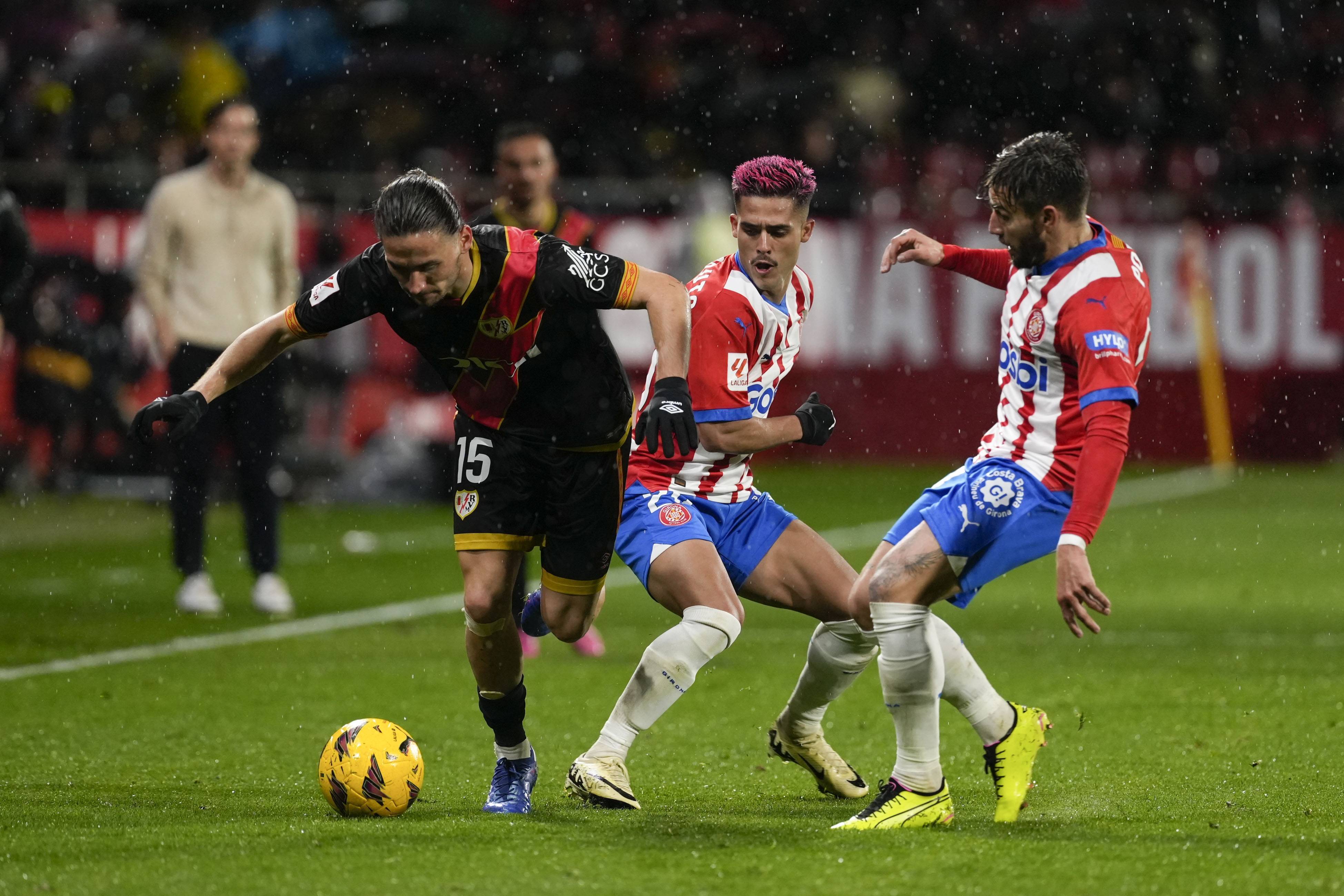 激烈的足球比赛引发球迷热烈争议