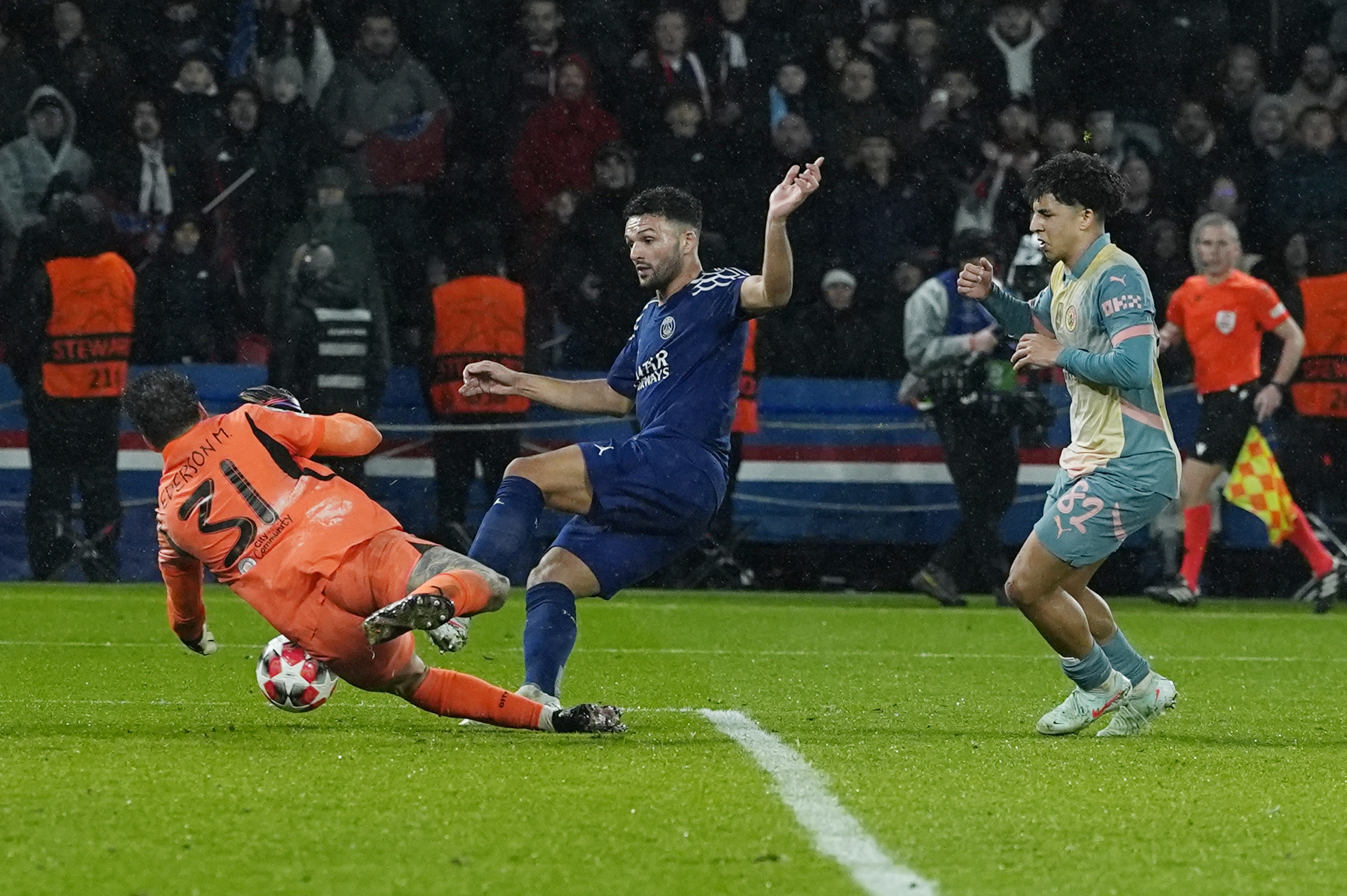 巴黎圣日耳曼再胜对手，雄踞榜首