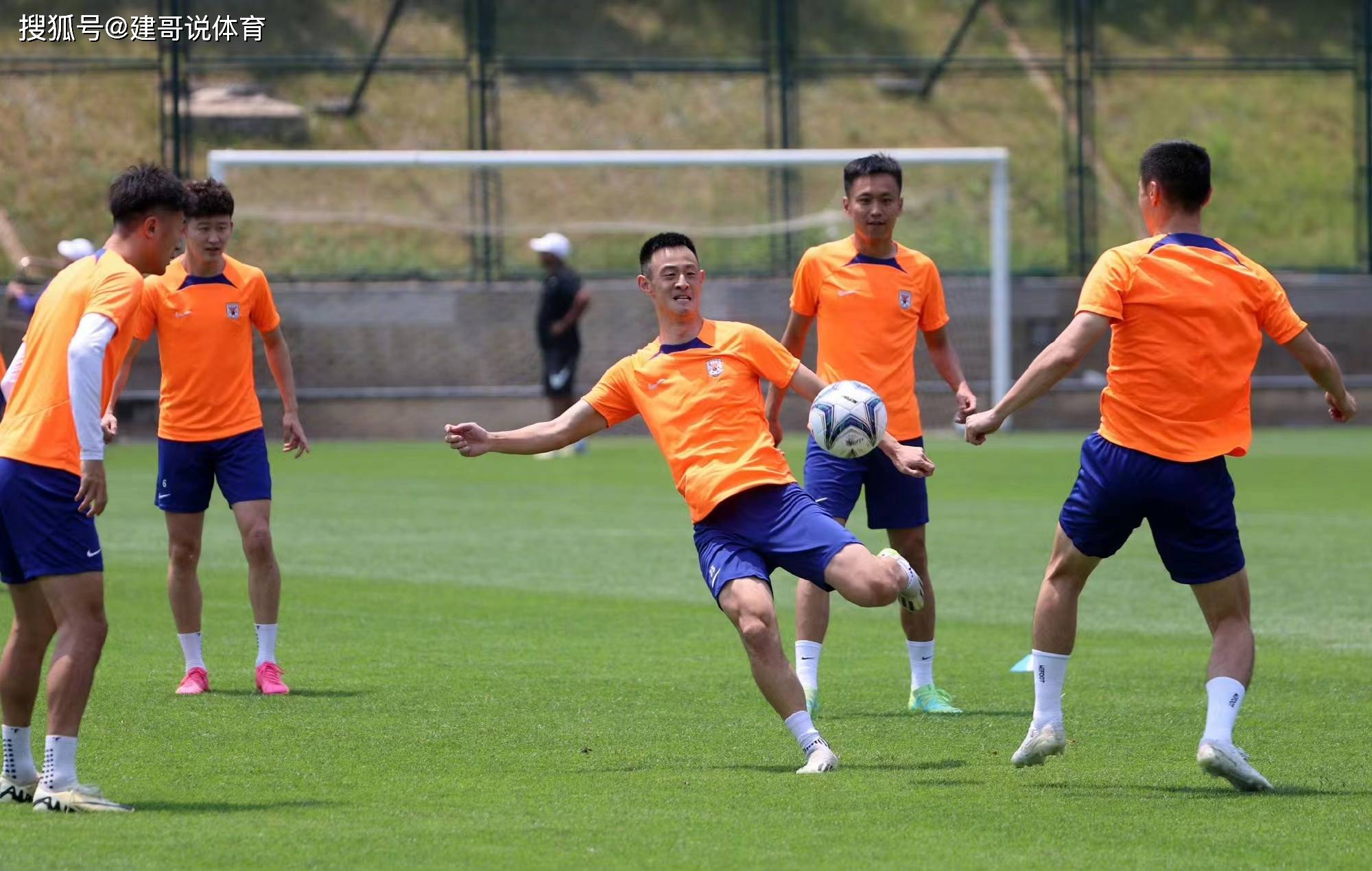 包含重庆队客场力挽狂澜，拿下宝贵比赛的词条