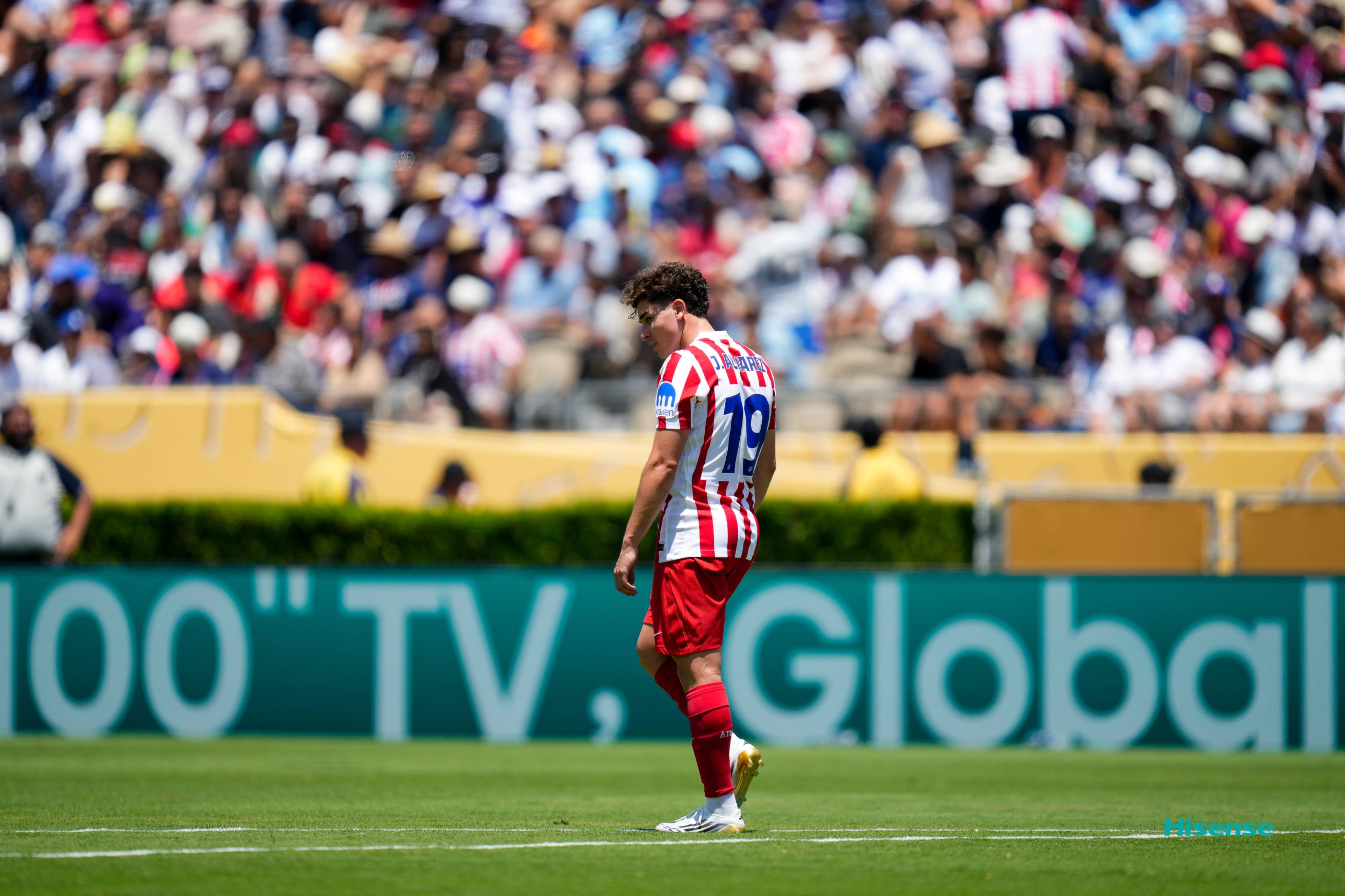 裁判疑似漏判,引发球迷抗议 裁判疑似漏判,引发球迷抗议