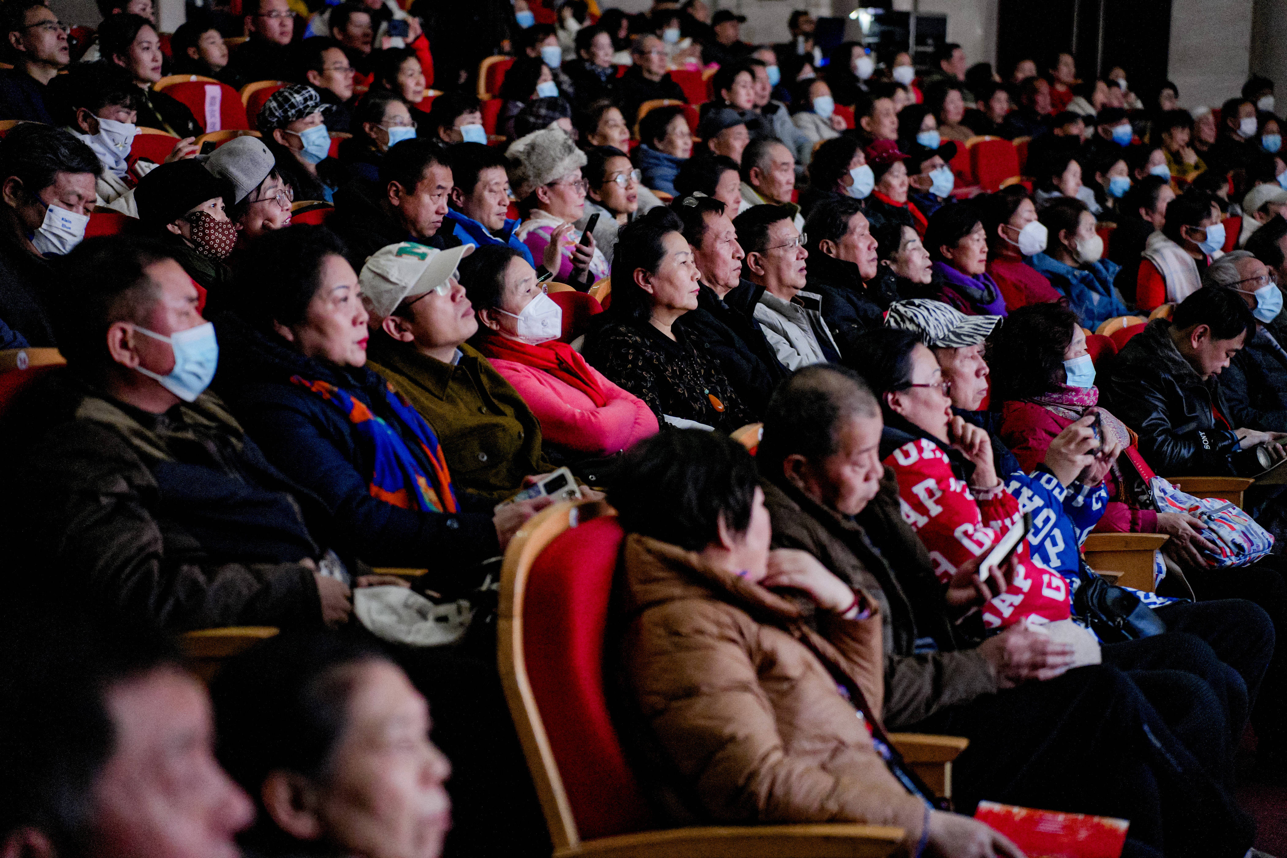 观众欢呼雀跃，现场气氛热烈