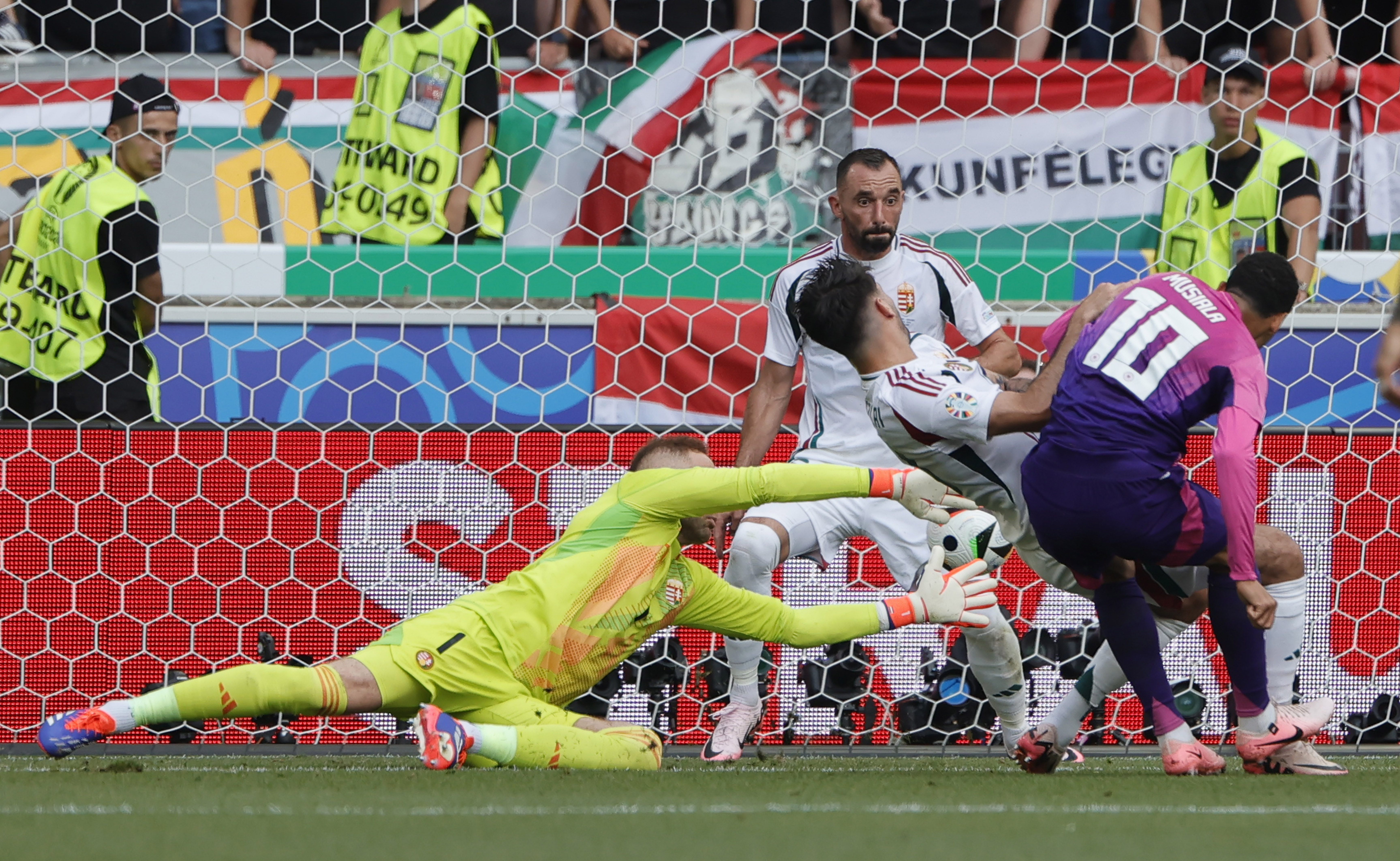 克罗地亚队惊险过关,晋级欧洲杯八强 克罗地亚队惊险过关,晋级欧洲杯八强