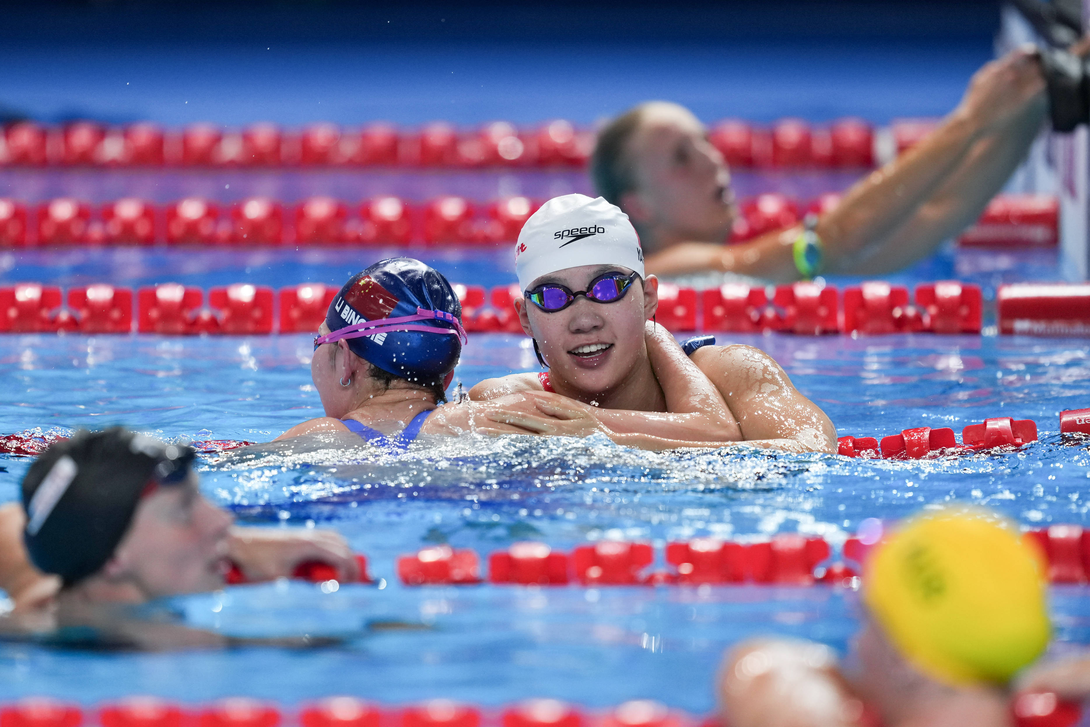 包含加拿大队表现抢眼，女子自由泳夺冠在望的词条