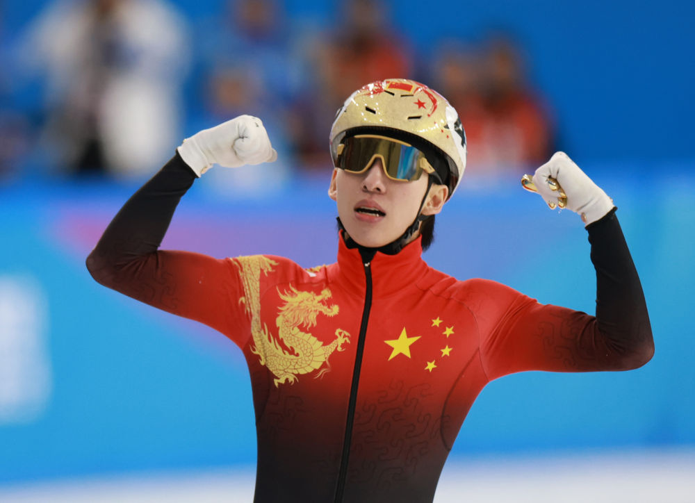 短道速滑运动员挥洒汗水,备战全力冲刺 短道速滑运动员挥洒汗水,备战全力冲刺