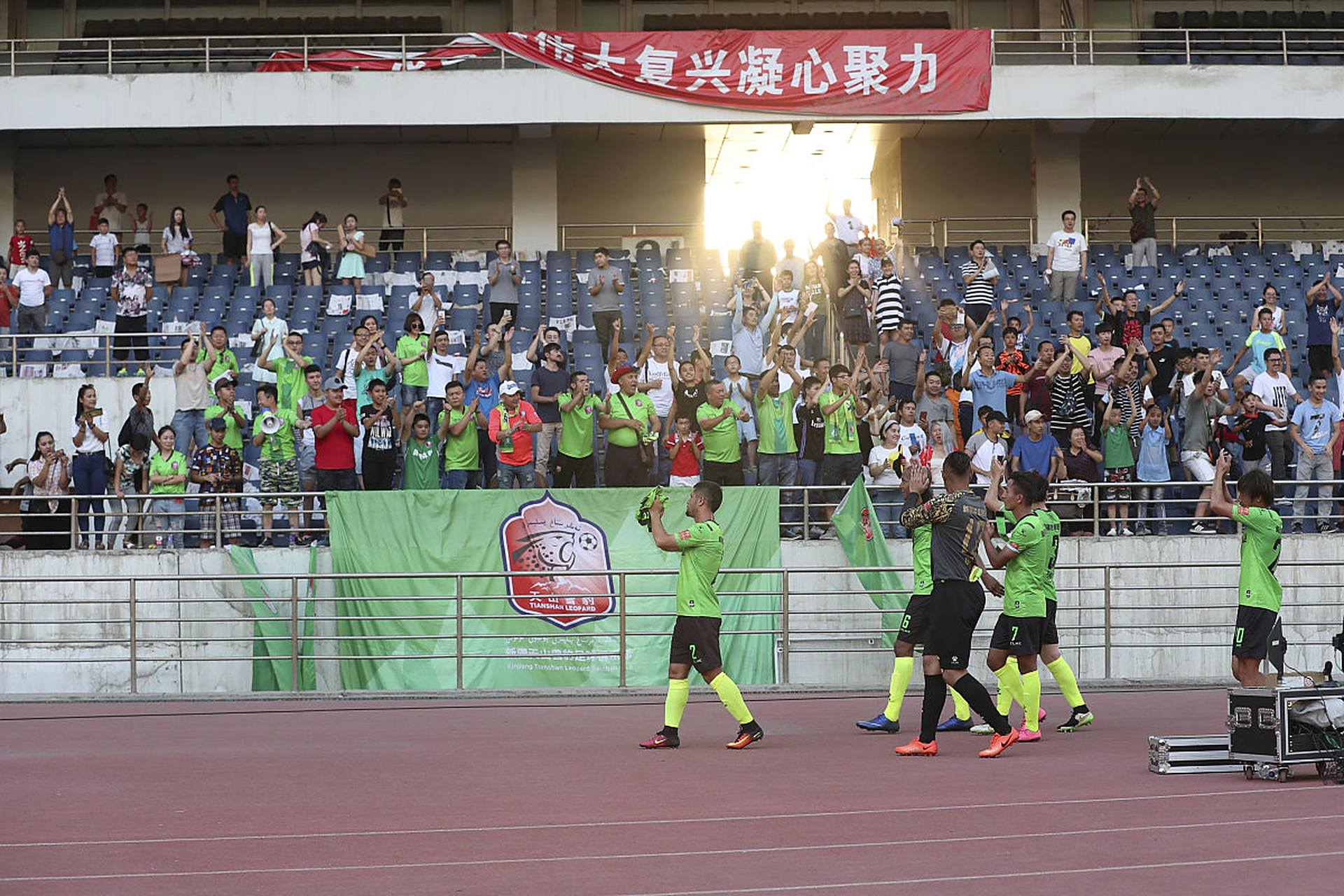 爱游戏官方-新疆天山雪豹主场踢出精彩比赛，实现关键胜利