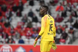 爱游戏体育-雷恩球员内雷迪奇吹哨示意出界