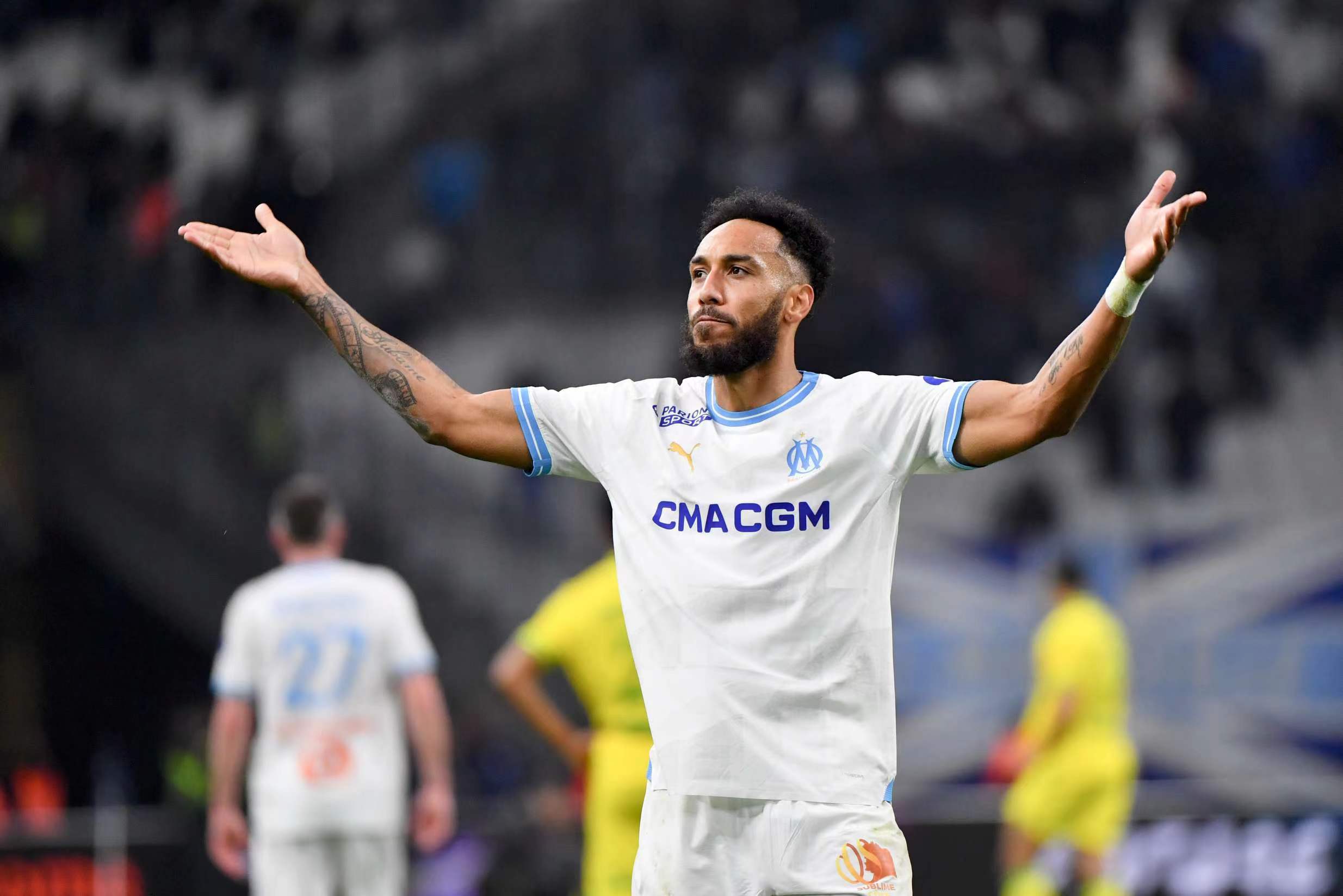 包含里尔险胜马赛，积分榜上逐渐逼近领头羊的词条