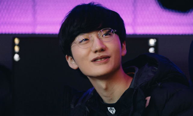 KT横扫DRX,Ming开启传奇时刻激烈交锋淘汰赛,让粉丝疯狂欢呼 KT横扫DRX,Ming开启传奇时刻激烈交锋淘汰赛,让粉丝疯狂欢呼