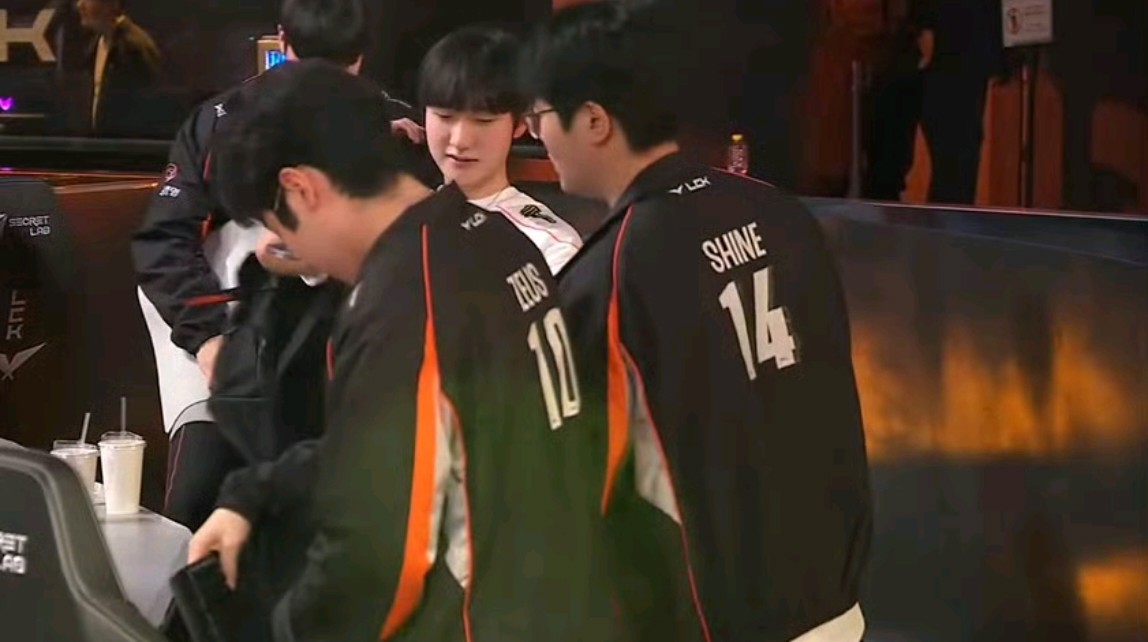 包含BRO血洗HLE,Scout线上压制力十足峡谷大战成都决赛之夜,成为赛场最大亮点的词条 包含BRO血洗HLE,Scout线上压制力十足峡谷大战成都决赛之夜,成为赛场最大亮点的词条