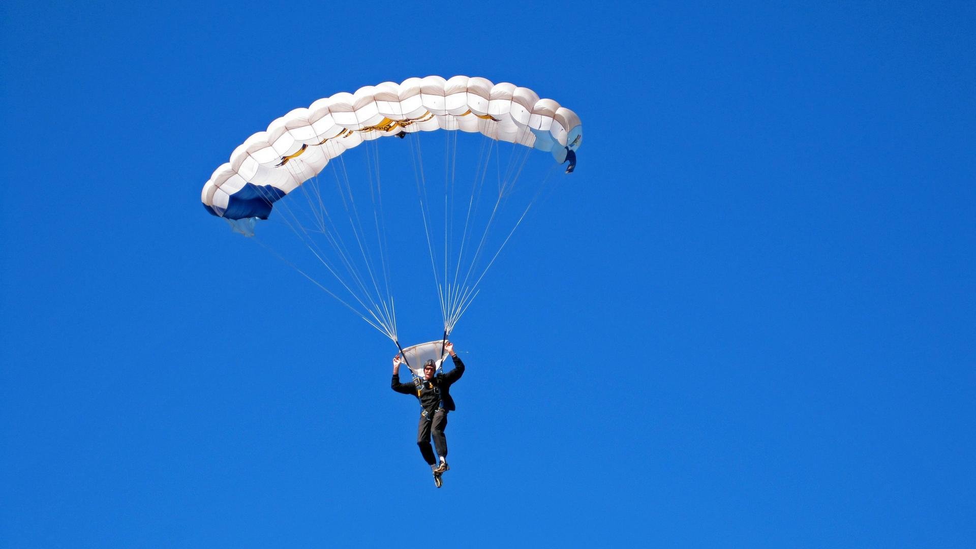 绿茵棋盘，坎特的永恒马达与玻利维亚的节奏魔法